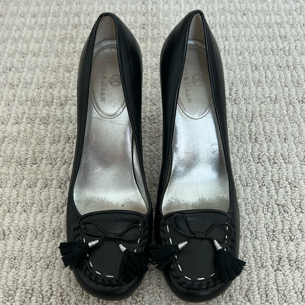 Cole Haan heels with bows, size 8.5‎